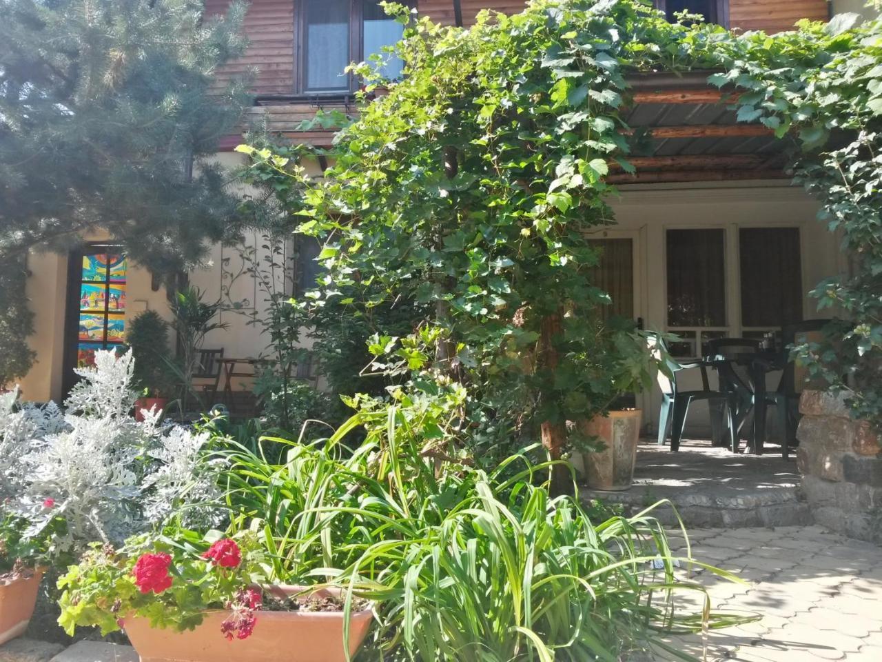 Casa Mica Guesthouse Bucarest Exterior foto